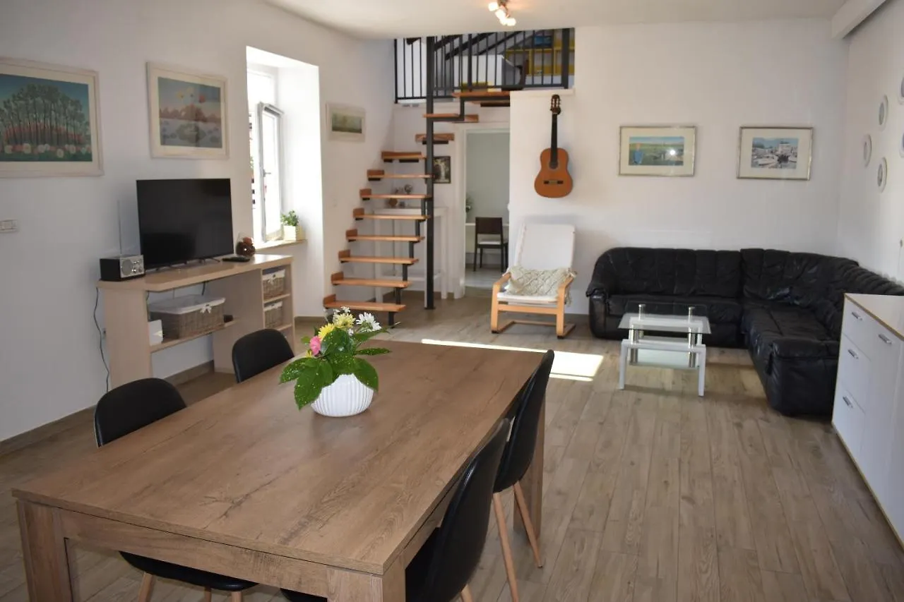 Holiday House Tina Πούλα 0*,